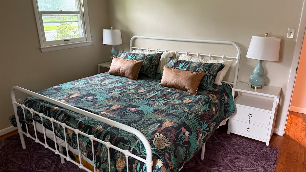 Cama tamaño king con colchón de espuma viscoelástica.