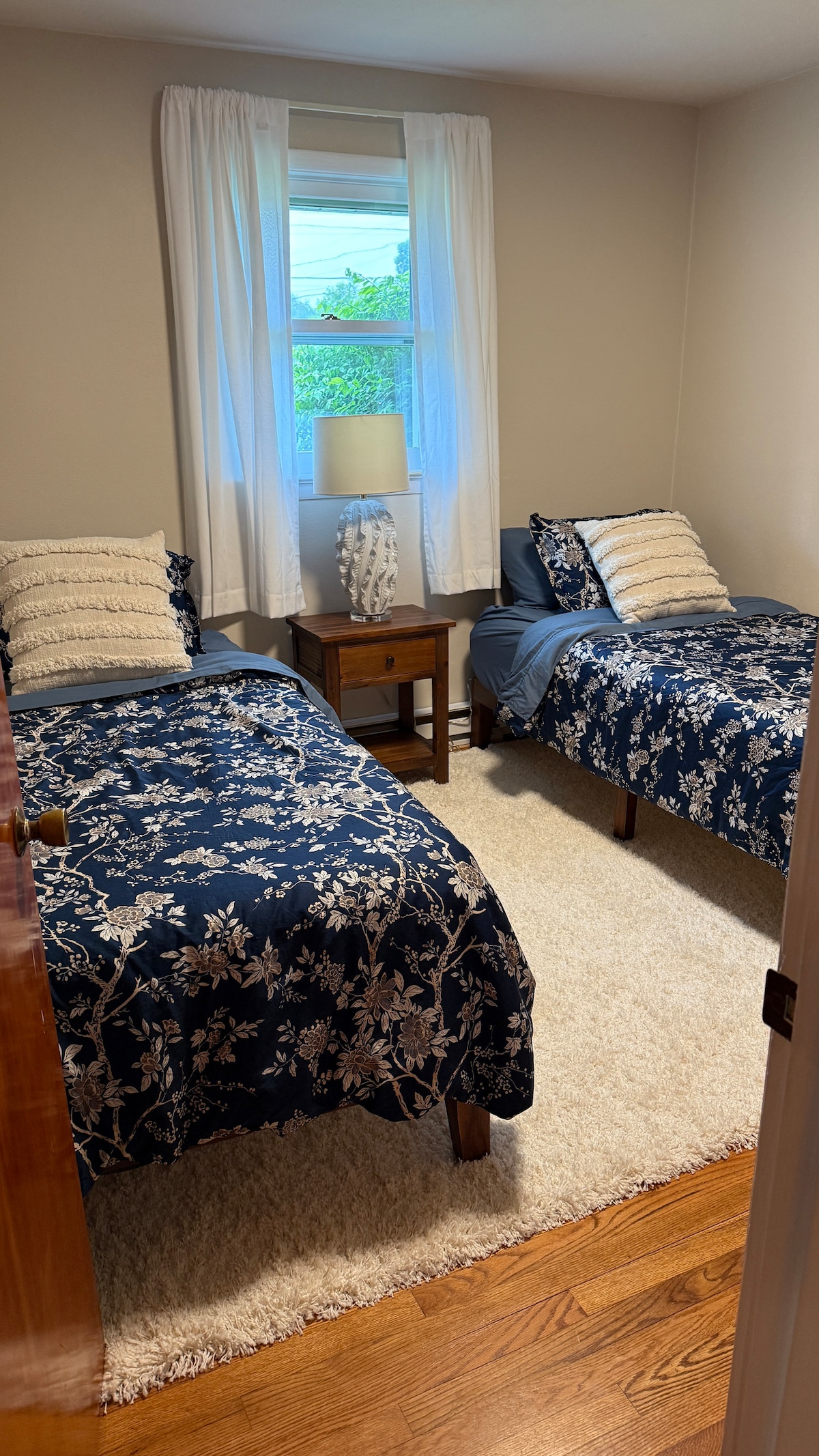 Dos camas Twini xl con colchones de espuma viscoelástica.