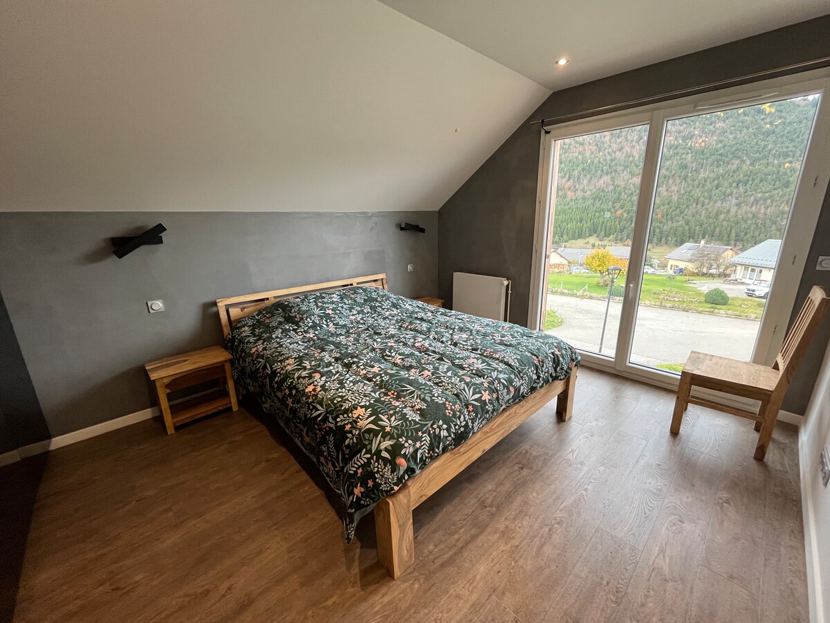 საძინებელი 4: ოთახი მასპინძლისთვის ზედა სართულზე, საკუთარი სააბაზანოთი. Დიდი სათავსოების კარადა.