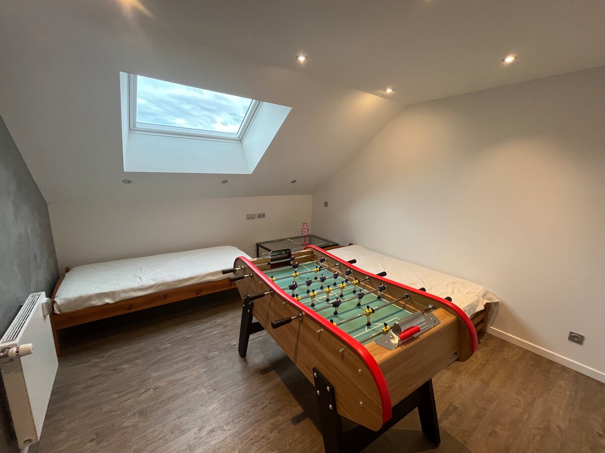 საძინებელი 3: ზემო სართულზე მდებარე საძინებელი, რომელშიც არის 2 ერთადგილიანი საწოლი და ფუსბოლის მაგიდა.