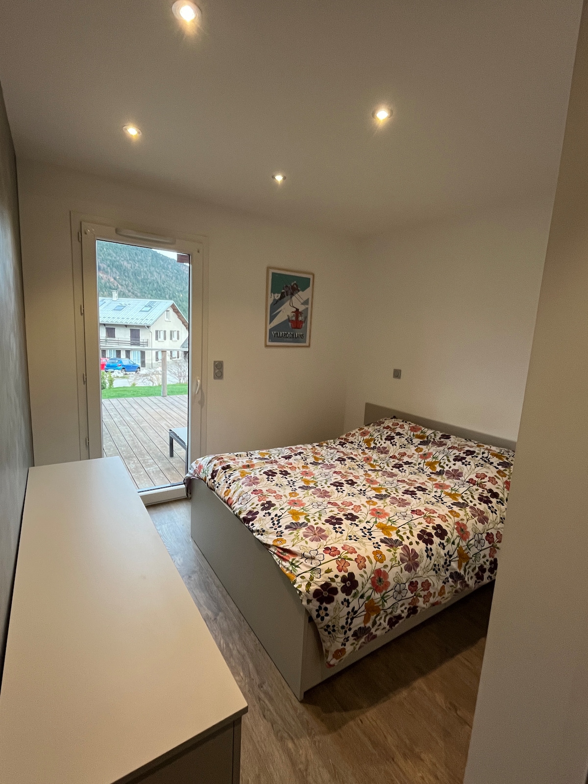 საძინებელი 1 პირველ სართულზეა, რომელსაც აქვს საკუთარი სააბაზანო (საშხაპე, ხელსაბანი და უნიტაზი).