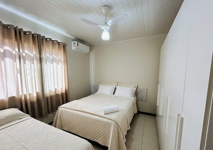 BANJË PRIVATE ME AJËR TË KONDICIONUAR, VENTILATOR TAVANI, TV. KREVAT DOPJO PLUS NJË KREVAT TEK DHE NJË KREVAT SHTESË. GARDËROBË