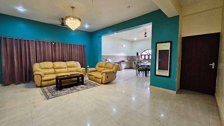 Lovingluving Majestic 3BHK | Entire Home