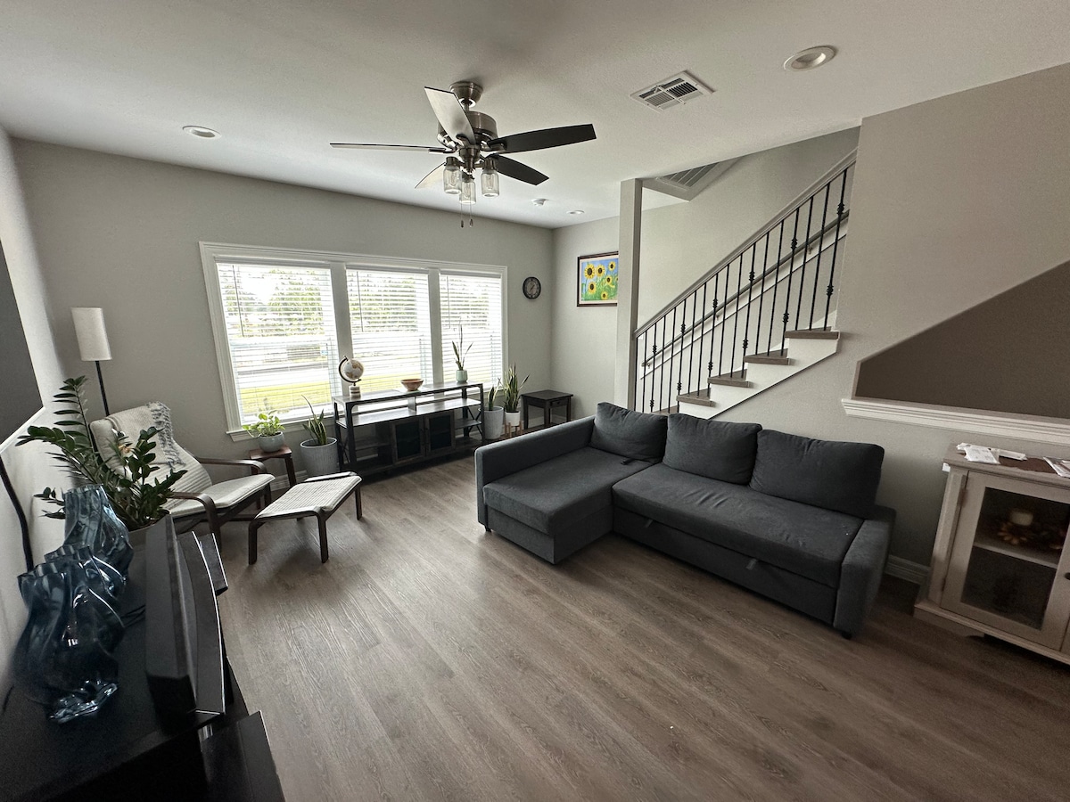 Top performing Airbnb: Modern 3-Story Townhome | Gated | Self Check-In in Acres Home