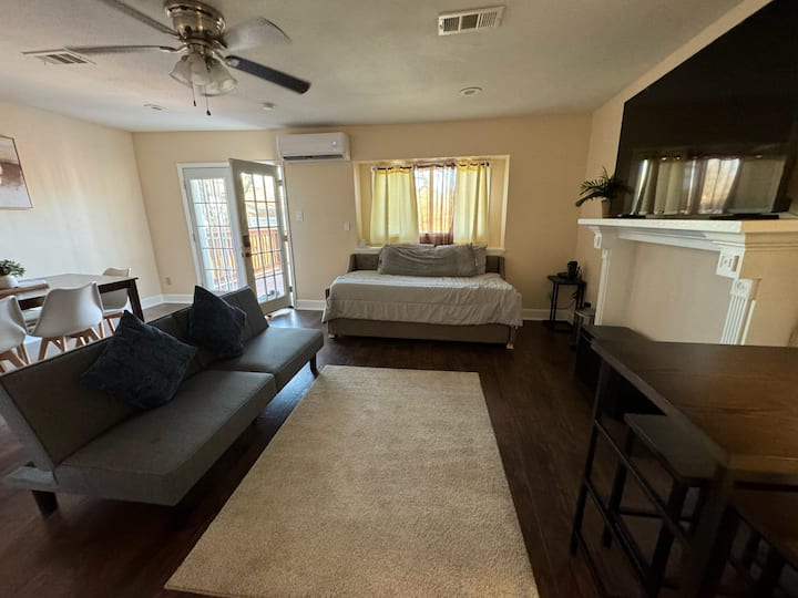 ห้องทีวี - ห้องนอนใหญ่สวีท 