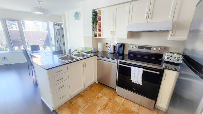 Pantages Skyline Suite in city centre/free parking gallery image 4