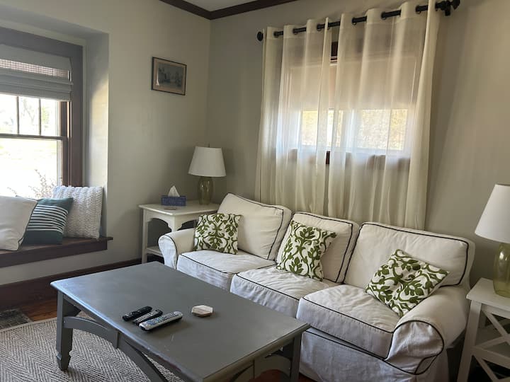 Charming Victorian, Walk To Beach! Private Yard - Ludington, MI