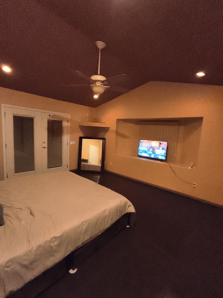 главна спалня с голямо двойно легло с отделен изход към задния двор и басейн със самостоятелна баня