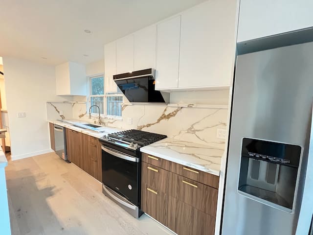 Brand New 3BR designer home near Stanford gallery image 5