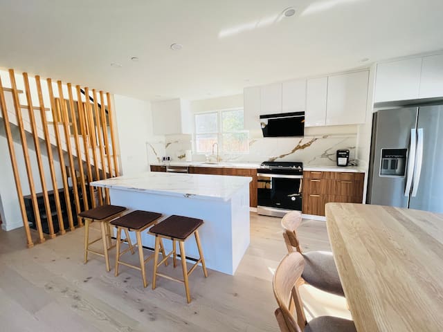 Brand New 3BR designer home near Stanford gallery image 3