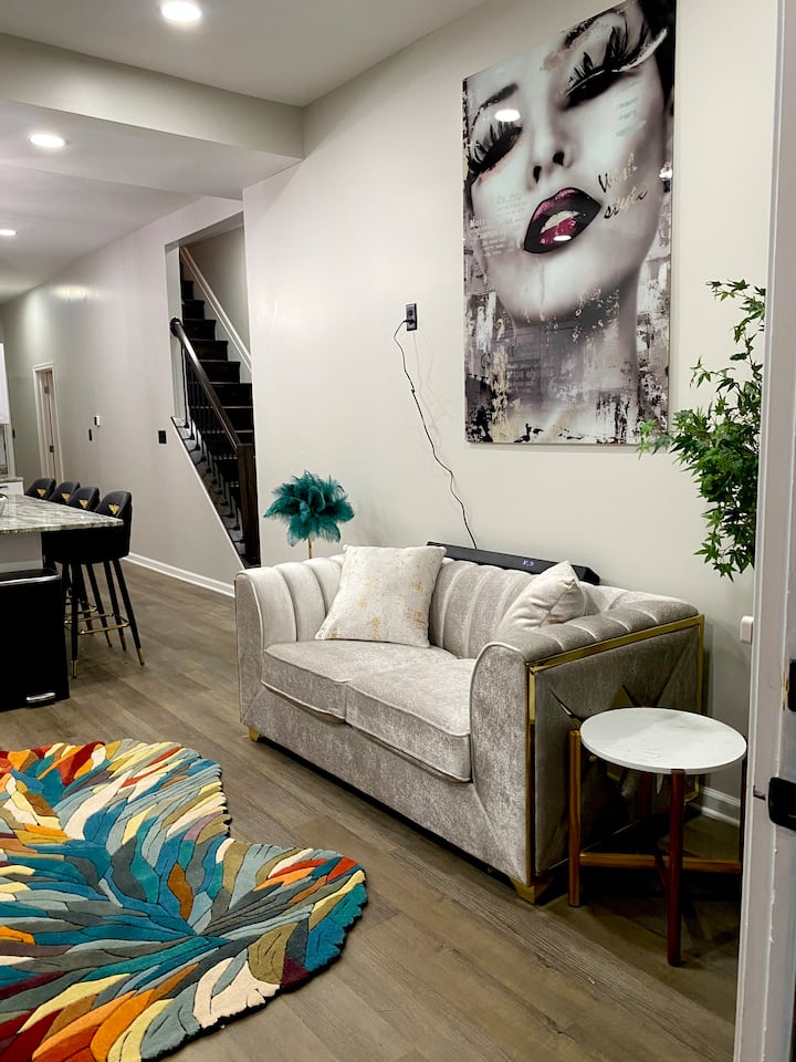 Lux 5 Bed Home Fountain Square - Indianapolis, IN