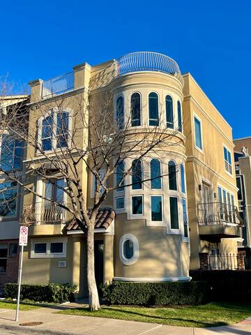 Luxury Downtown Retreat! gallery image 2