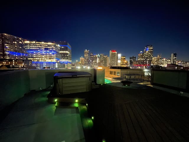 Luxury Downtown Retreat!