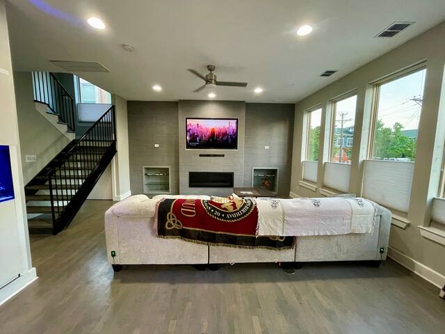 Luxury Downtown Retreat! gallery image 5