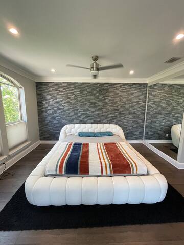 Luxury Downtown Retreat! gallery image 3