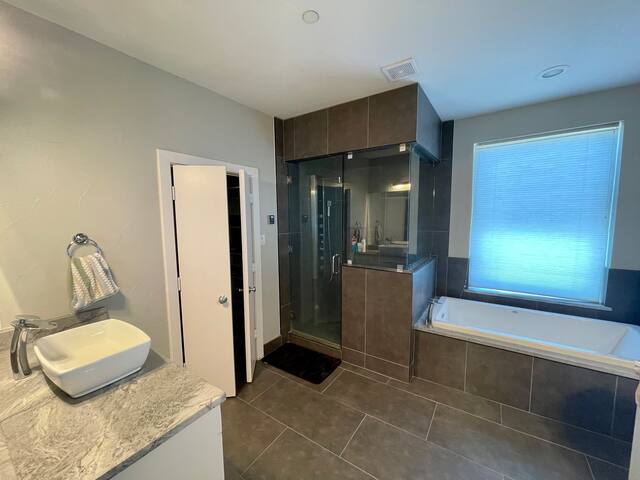 Luxury Downtown Retreat! gallery image 4