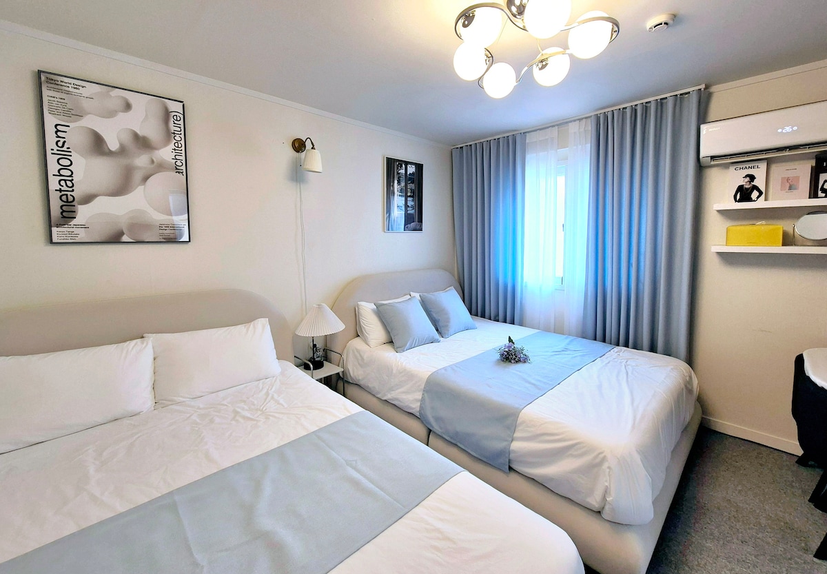 
Საწოლის დიზაინი თანამედროვე და სუფთაა, რაც მყუდრო გარემოს ქმნის. Თუ საბანთან და განათებასთან ერთად დაწვებით, ის საუკეთესო ადგილია დასვენებისთვის.