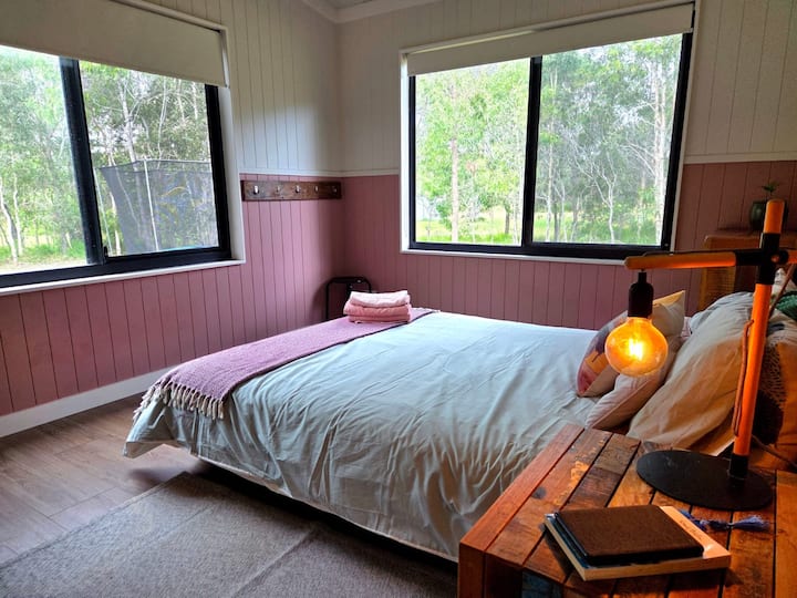 Letto matrimoniale con doppie finestre. Osservare le stelle è fantastico! 