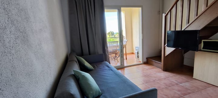 舒适的客厅，配有沙发床，可供2人使用。