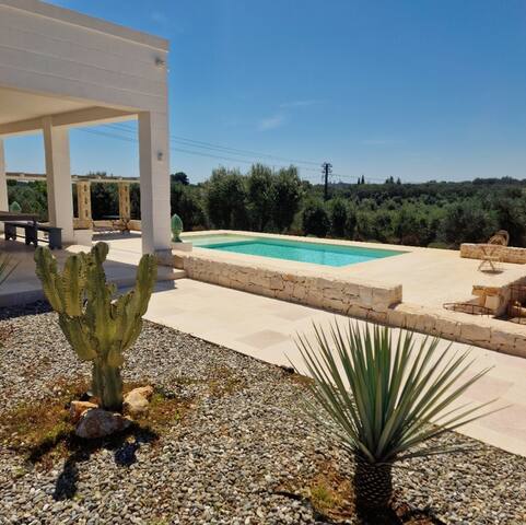 Panoramic Villa Bianca con piscina privata Ostuni gallery image 3