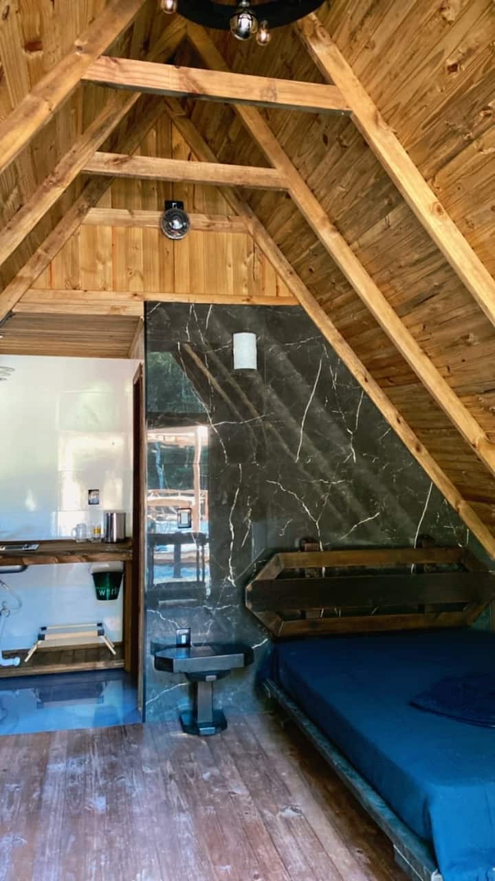 木床
ROKU电视系统。
快速午餐柜台位于厨房中心。
沙发床，配有3个枕头。 
Ventilador.
Globo de Luz e Música蓝牙。
环境音箱。
迷你吧.
床上用品（床上用品/枕套/枕套）
婚礼礼品