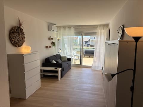 Popular Airbnb listing: Cozy studio 4 min from beach and port in Mauguio