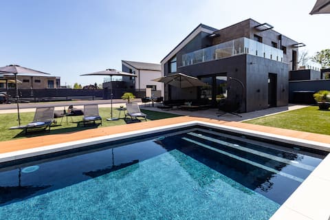 Villa Porta Verde – Private Garden, Pool & Jacuzzi