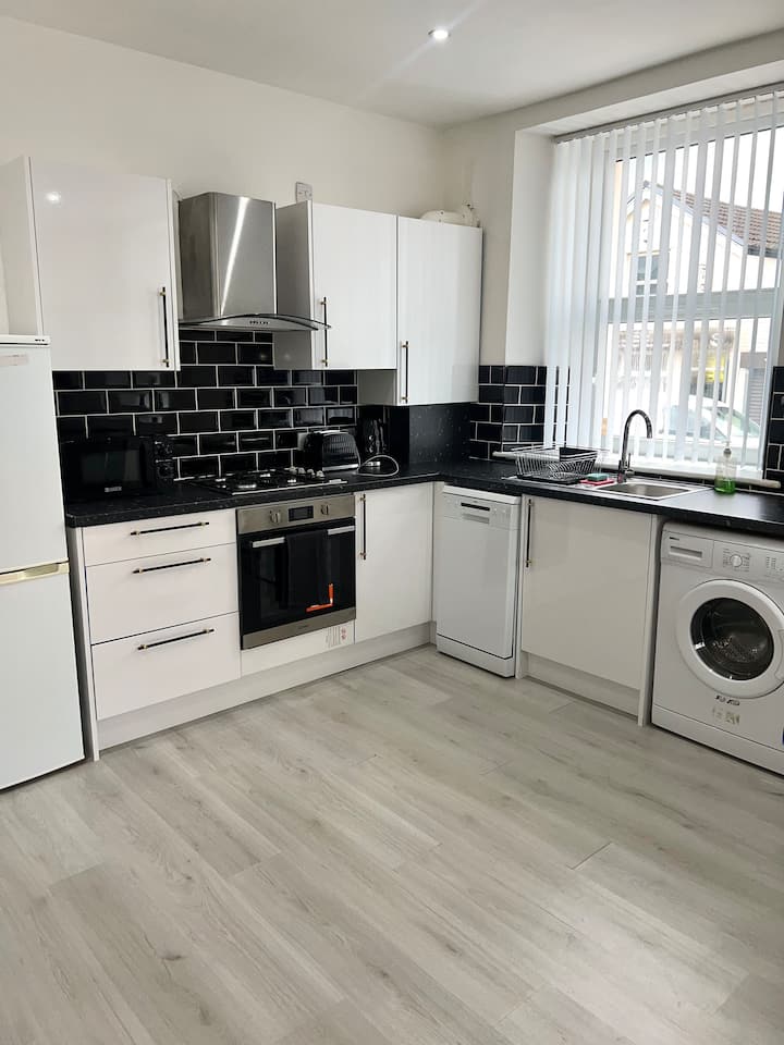 Welsh Getaway Apartment 2 - Town Centre - Merthyr Tydfil