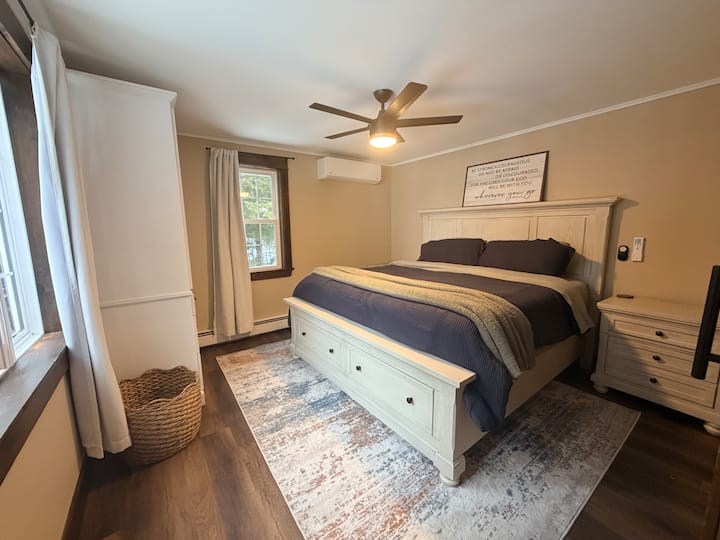 Quarto no andar principal com bela vista para o lago