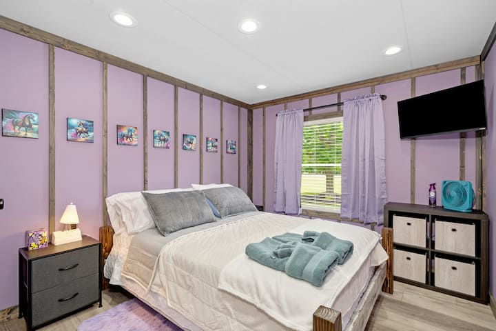 ห้องนอนควีนไซส์ที่มีสีสันและสะดวกสบายนี้เพิ่มเสน่ห์ให้กับเด็กหรือผู้ใหญ่