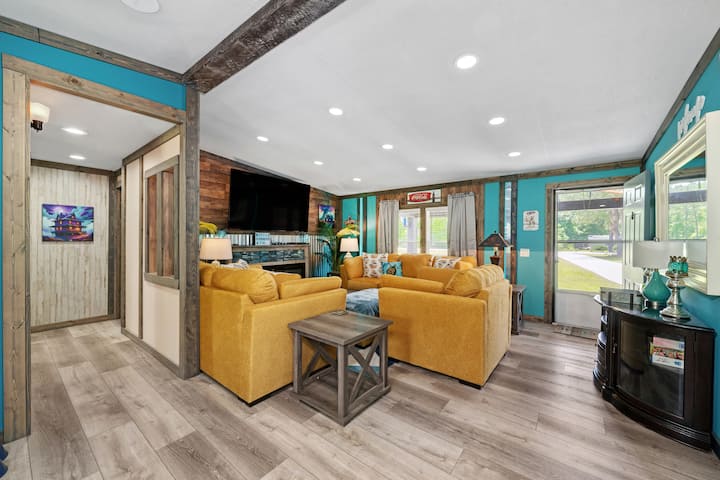 โถงทางเดินกลางนำไปสู่ห้องนอนและห้องน้ำทั้งหมด ห้องนั่งเล่นอยู่ทางขวา และห้องสวีทหลักอยู่ที่ปลายฝั่งตรงข้ามอย่างเป็นส่วนตัว