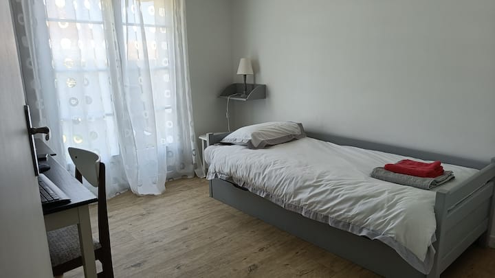 spavaća soba s 1 krevetom dimenzija 90 x 190 i mogućnošću dodavanja 2. kreveta dimenzija 80 x 190, izravan pristup vrtu