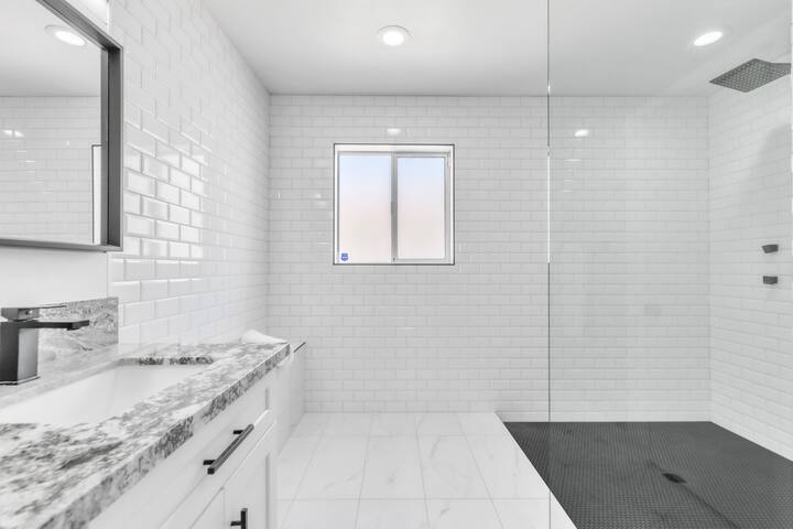 Stylish 4BR Las Vegas Getaway gallery image 2