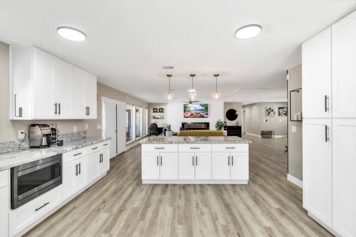 Stylish 4BR Las Vegas Getaway gallery image 3