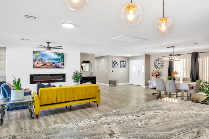 Stylish 4BR Las Vegas Getaway