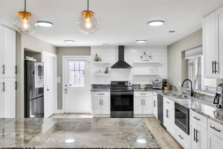 Stylish 4BR Las Vegas Getaway gallery image 4