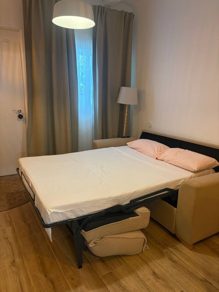 เตียงโซฟาอยู่ในพื้นที่ส่วนกลางของบ้าน ห้องครัวหลัก ห้องนั่งเล่น บ้านพร้อมรองรับ 6 คน 