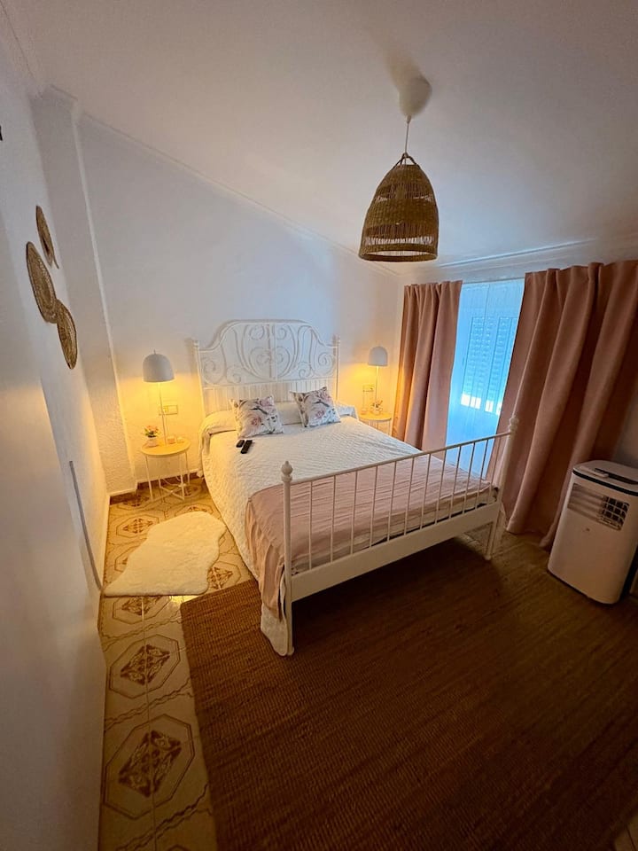 ห้องนอนเงียบสงบพร้อมเครื่องปรับอากาศ 