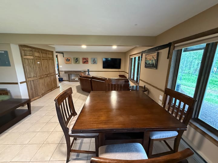 Kiwango chetu cha kwanza chenye madirisha makubwa kwa ajili ya mwonekano wa chini wa ziwa. 
Sehemu ya kula iliyo na friji 
Televisheni janja yenye skrini kubwa na sofa yenye starehe
Meza ya Mpira wa Miguu
Mashine ya kukanyaga miguu 
Futoni ya ukubwa wa malkia
Bafu kamili