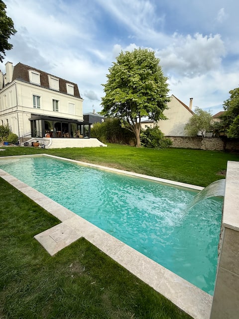 Mansion 15 min from Paris heated pool