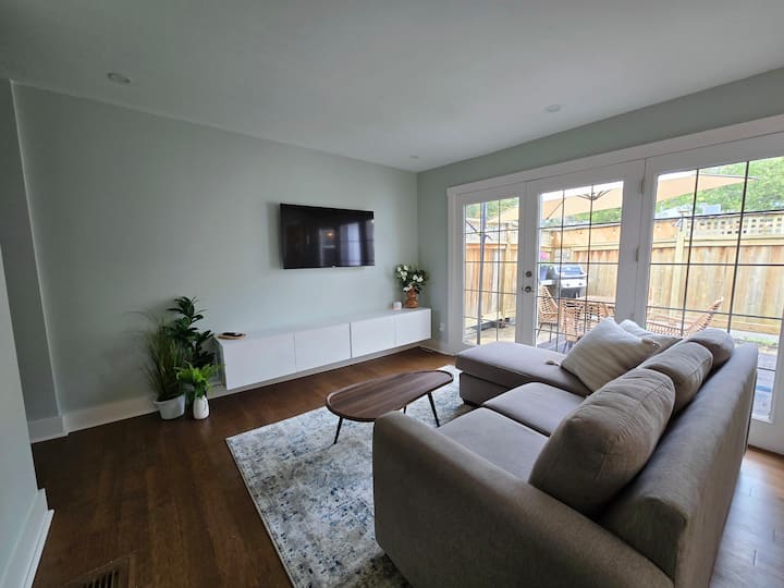Charming Harbour-view Retreat With Free Parking - Port Stanley