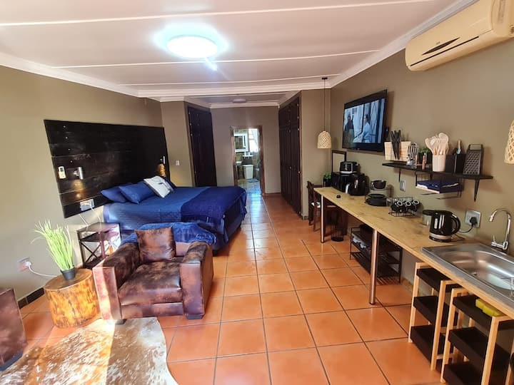 Stay Eazi
Self-catering
Unit 1 - Mkhondo