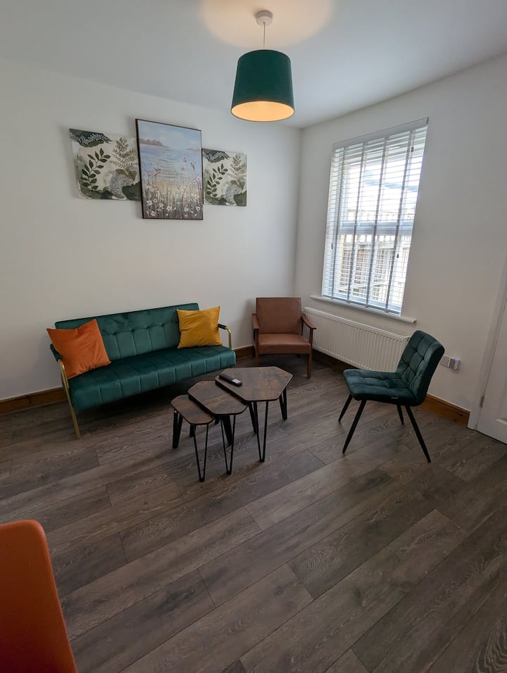 Fantastic 3-bedroom House Close To Gatwick - Crawley