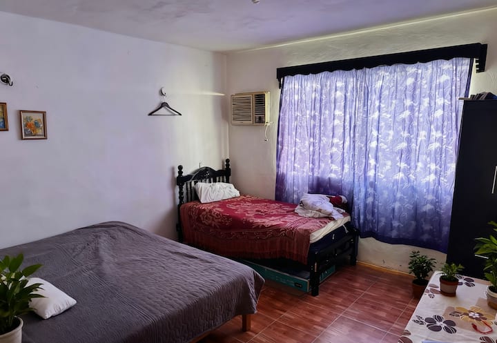 Chumba hiki cha kulala kina kiyoyozi, televisheni janja iliyo na akaunti za burudani, meza na rafu; pia kina kabati. 
Ina kitanda kimoja kikubwa na kitanda kimoja cha mtu mmoja. 