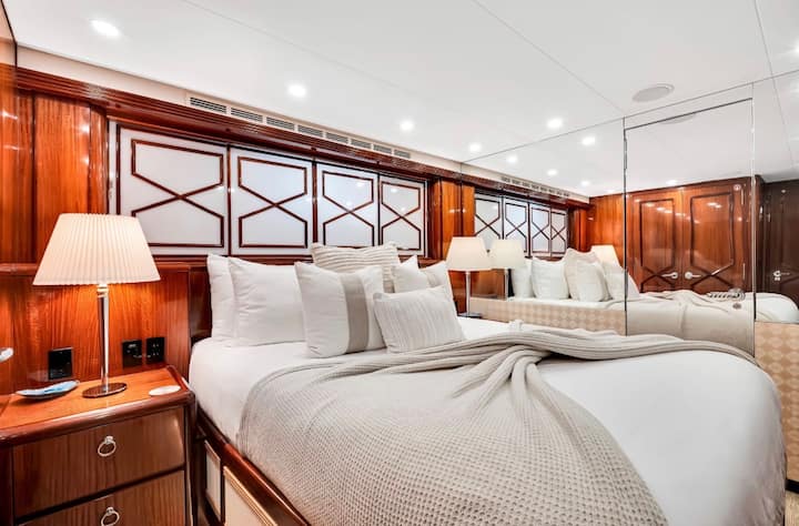 سرير كوين على جانب الميمنة لكبار الشخصيات