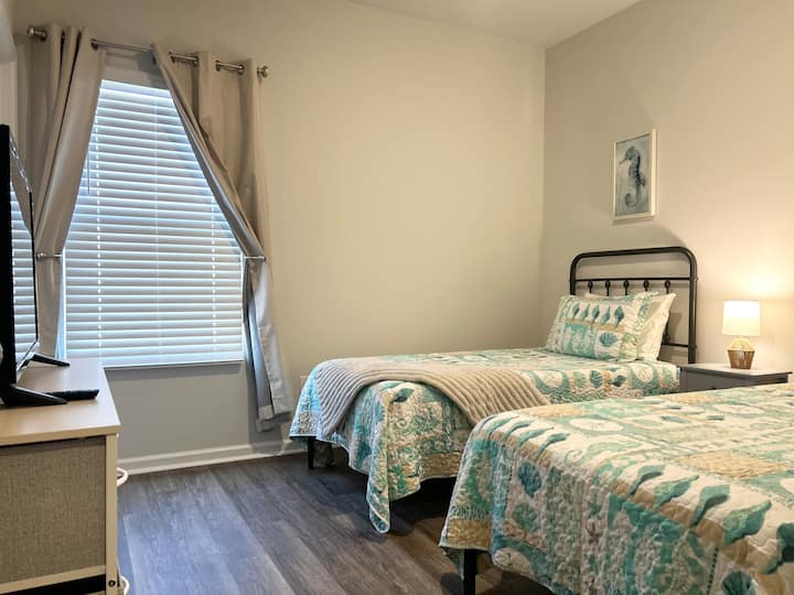 Two twin beds with relaxing coastal decor for a peaceful nights sleep. Happy to convert to a  king bed upon request for longer stays.