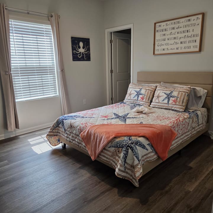 Queen bed, 24 inch smart TV, walk in closet with ample storage space