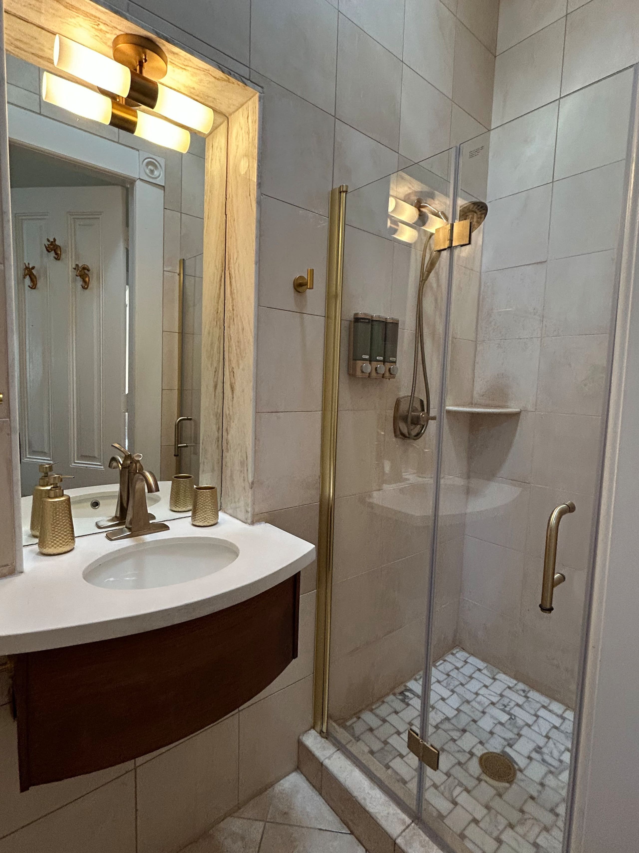 Home in San Francisco · ★5.0 · 4 bedrooms · 4 beds · 2 baths - Image 24