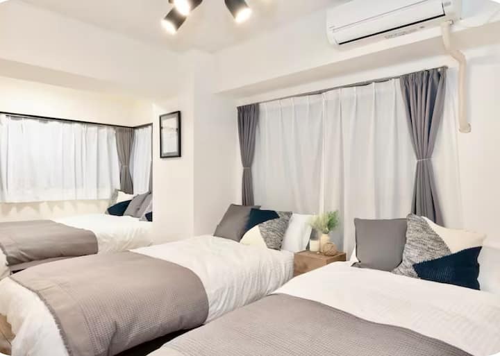 Je to svetlá a uprataná izba v západnom štýle s pohodlne zoradenými lôžkami.Je vhodný aj pre skupiny a rodiny.