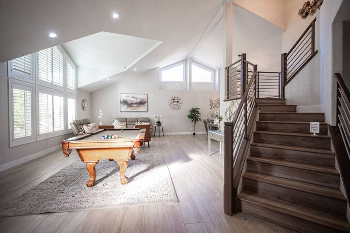 Luxurious Mansion Jacuzzi Pool Table Arcade gallery image 3